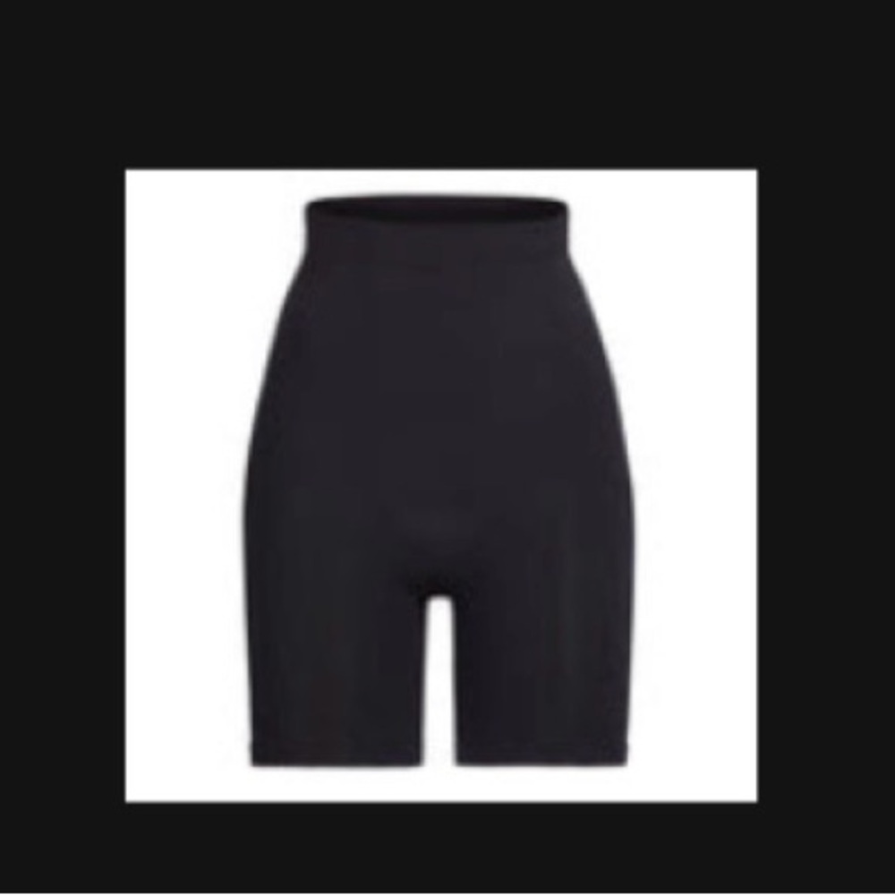 NWOT SKIMS Onyx above the knee Shapewear Shorts